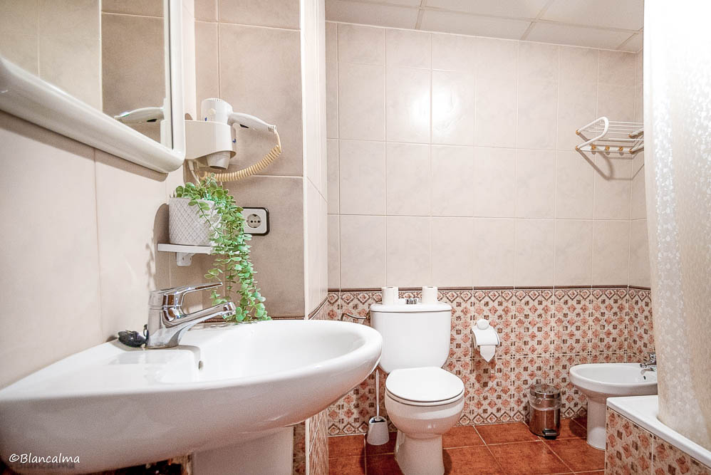 Hotel en Berlanga Fray Tomás en Posada Los Leones baño