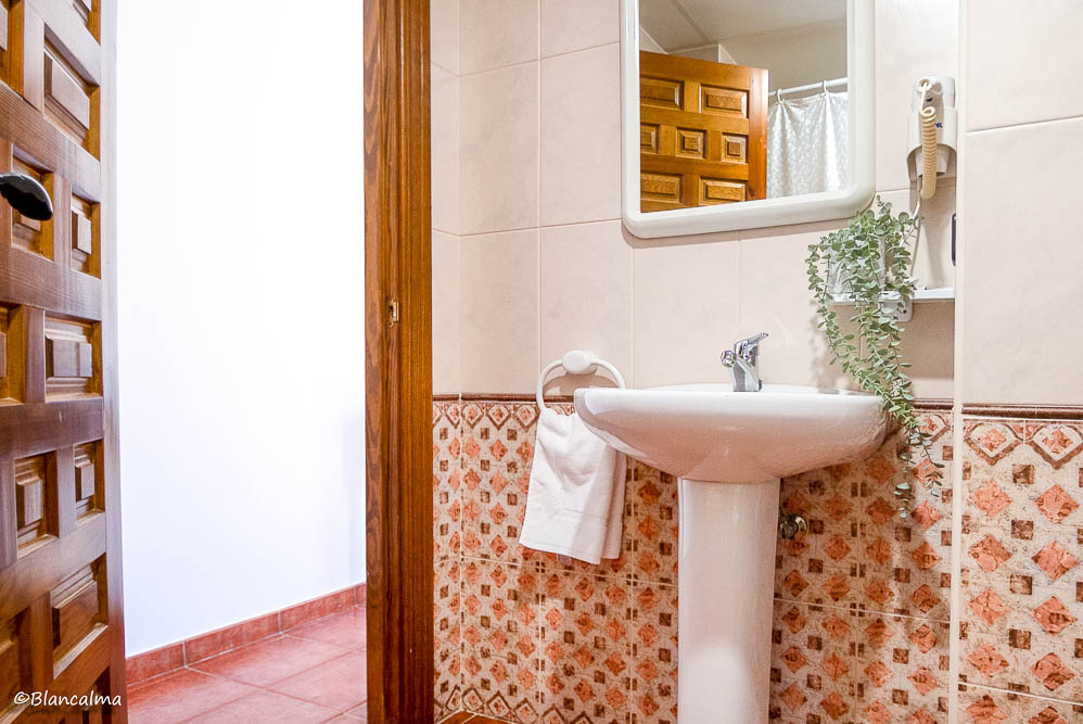 Hotel en Berlanga Fray Tomás en Posada Los Leones lavabo