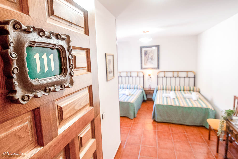 Hotel en Berlanga los 4 caños en Posada Los Leones puerta
